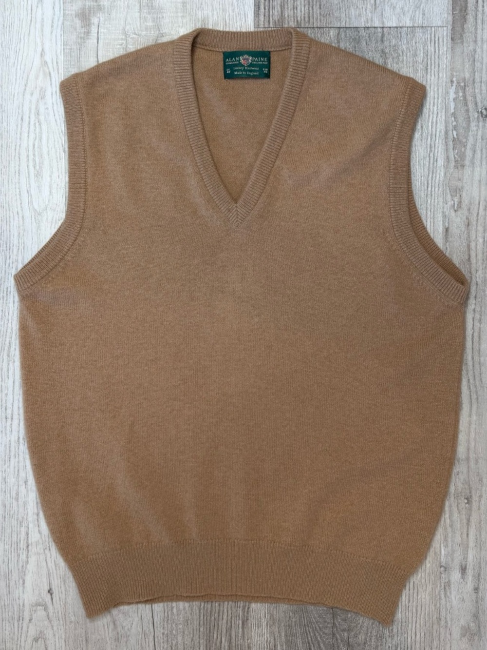 Alan Paine Norfolk Men's Lambswool V-Neck Wool Sweater Vest Size M Camel UK 40